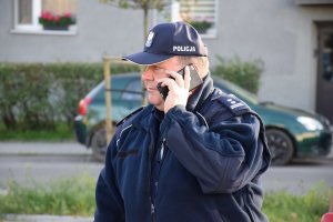 Dowódca zabezpieczenia rozmawia przez telefon komórkowy