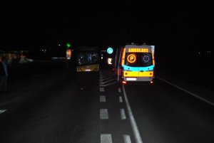 Na zdjęciu widać autobus biorący udział w zdarzeniu, przed którym stoi karetka pogotowia.