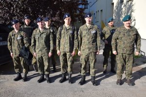 Przed budynkiem szpitala stoi grupa młodzieży z klasy wojskowej Zespół Szkół Techniczno-Usługowych im. Jana Pawła II w Tarnowskich Górach