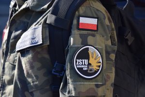 Naszywki na mundurze. Biało-czerwona flaga oraz naszywka z napisem ZSTU w Tarnowskich Górach