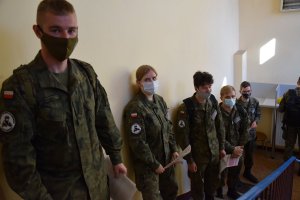 Na schodach, jeden za drugim stoją uczniowie Zespół Szkół Techniczno-Usługowych im. Jana Pawła II w Tarnowskich Górach