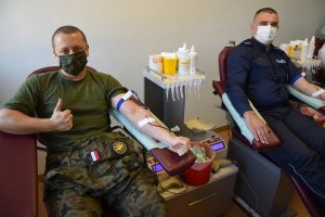 Na zdjęciu widać oddających krew policjanta i żołnierza
