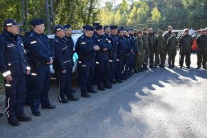Policjanci i wojskowi ustawieni w szeregu