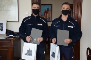 Na zdjęciu widać policjantów tarnogórskiej komendy sierż. szt. Krzysztofa Lach oraz st. post. Roberta Szlenk.