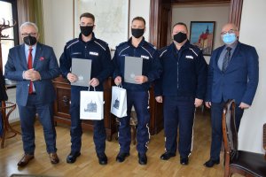 Na zdjęciu widać Burmistrza Arkadiusza Czecha, Komendanta Powiatowego Policji mł. insp. Sławomira Bylickiego, Naczelnika Wydziału Zarządzania Kryzysowego Wojciecha Żmudzińskiego oraz policjantów tarnogórskiej komendy sierż. szt. Krzysztofa Lach i st. post. Roberta Szlenk.