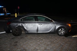 Na zdjęciu widać samochód, który ma uszkodzone tylne koło