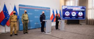 Konferencja prasowa dotycząca programu modernizacji służb mundurowych. Na konferencji znajdują się gen. insp. Jarosław Szymczyk – Komendant Główny Policji, gen. dyw. SG Tomasz Praga – komendant główny Straży Granicznej oraz nadbryg. Andrzej Bartkowiak – komendant główny Państwowej Straży Pożarnej oraz Minister Mariusz Kamiński.