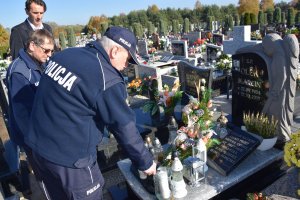 Pierwszy Zastępca Komendanta Powiatowego Policji w Tarnowskich Górach komisarz Waldemar Czapla odpala znicz w obecności Komendanta Komisariatu Policji w Kaletach nadkomisarza Tomasza Olczyka oraz Kapelana Policji diecezji gliwickiej księdza Joachima Gondro,