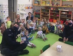 policjanci z wizytą w przedszkolu