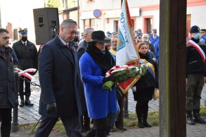 Posłanka na Sejm Barbara Dziuk składa kwiaty pod tablicami pamięci
