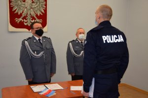 Policjant stoi przed tarnogórskimi komendantami