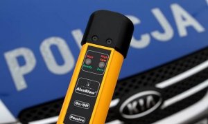 Urządzenie do badania stanu trzeźwości. W tle widać maskę policyjnego radiowozu