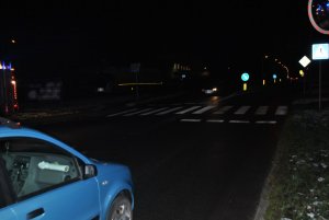 Na zdjęciu widać przejście dla pieszych, przed którym zatrzymały się samochody.