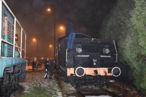 Na zdjęciu widać lokomotywy, które sprawdzają policjanci oraz pracownicy socjalni.