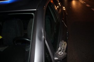 Na zdjęciu widać urwane lusterko w samochodzie osobowym