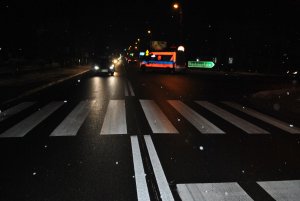 Przejście dla pieszych. W tle widać karetkę pogotowia oraz samochody