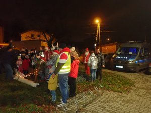 Grupa osób ogląda świąteczne dekoracje.