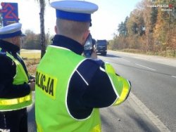 Policjanci ruchu drogowego kontrolujący prędkość pojazdów.