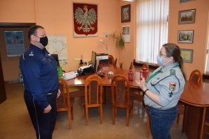 Komendant Powiatowy Policji przyjmuje życzenia świąteczne od harcerki