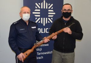Pierwszy Zastępca Komendanta Powiatowego Policji w Tarnowskich Górach komisarz Waldemar Czapla przekazuje broń dyrektorowi muzeum Panu Arkadiuszowi Dominiec.