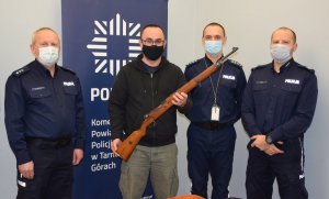 Na zdjęciu widać policjantów i dyrektora muzeum, który trzyma w ręku przekazanego mausera.