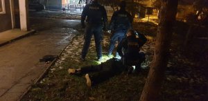 Na zdjęciu widać policjantów oraz leżącego na ziemi, obezwładnionego włamywacza.