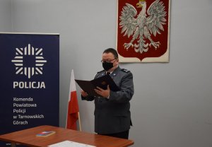 Komendant Powiatowy Policji w Tarnowskich Górach młodszy inspektor Sławomir Bylicki odczytuje rotę ślubowania