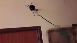 Na zdjęciu widać nielegalne przyłącze - kabel wpięty w puszkę elektryczną
