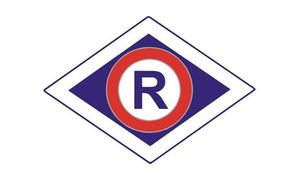 „R” - symbol graficzny w kształcie rombu. W środku znajduje się białe koło, w którym widnieje duża litera R. Białe koło otoczone jest czerwoną obwódką. Całość znajduje się na tle granatowego rombu, który ma białą szeroką obwódkę, a następnie cienką granatową.