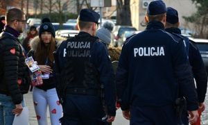 Na zdjęciu widać policjantów oraz wolontariuszy WOŚP