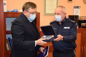 na zdjęciu komendanci powiatowi dziękujący komendantowi policji z Radzionkowa, w związku z przejściem na emeryturę