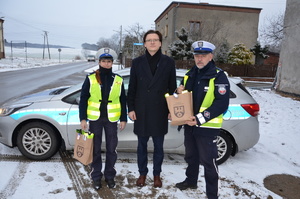 na zdjęciu widoczni policjanci komendy powiatowej policji w tarnowskich górach wraz z przedstawicielem starostwa powiatowego