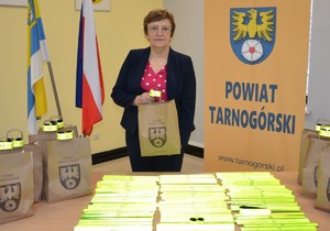 na zdjęciu starosta tarnogórski wraz z odblaskami