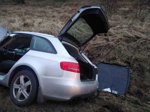 na zdjęciu tył pojazdu koloru srebrnego z otwartą klapą bagażnika, brak tylnych drzwi pasażera
