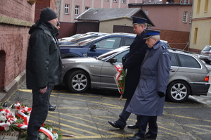 przedstawiciele służb mundurowych pod pamiątkową tablicą przed budynkiem aresztu