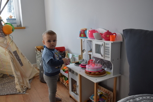 małe dziecko stojące przy zabawkach
