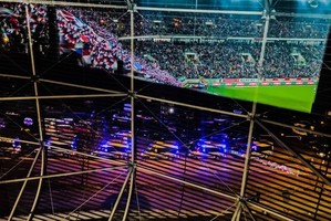 murawa stadionu, policyjne sygnały świetlne poniżej