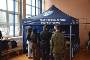 uczniowie przy namiocie policyjnym z napisem &lt;punkt profilaktyczno-informacyjny