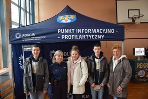Policjantka wraz z uczniami przed namiotem policyjnym