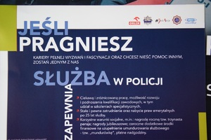 ulotka z napisami &lt;jeśli pragniesz kariery pełnej wyzwań i fascynacji oraz chcesz nieść pomoc innym, zostań jednym z nas&gt;