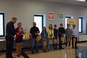uczestnicy konkursu w trakcie odbierania nagród od policjanta