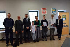 uczestnicy konkursu wraz z policjantem i starostą tarnogórskim