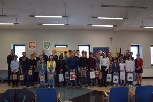 grupowe zdjęcie wszystkich uczestników konkursu wraz z przedstawicielami władz powiatu, policjantami i nauczycielami