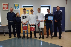 uczniowie wraz z policjantami