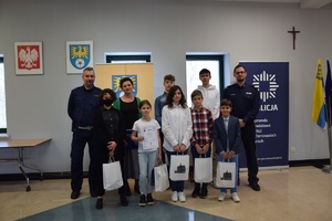 uczniowie wraz z policjantami