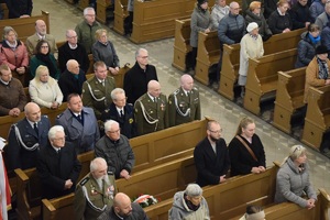 uczestnicy mszy w ławkach kościelnych