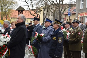 delegacja służb mundurowych wraz z kwiatami