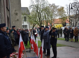 przedstawiciele służb mundurowych oddający honor pod pomnikiem