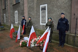 żołnierze i policjanci na warcie pod pominikiem