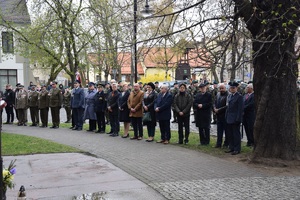 uczestnicy uroczystości stojący przy ulicy